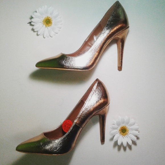 Mettalic Gold Heel Size 8 ⬇️$40 - Picture 5 of 8